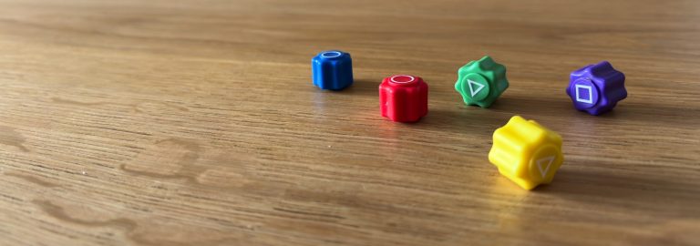 Gonggitdol op tafel